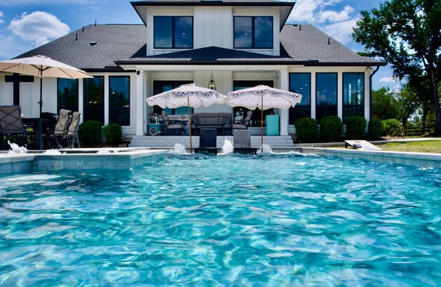 6 BDRM Hill Country Retreat w/Pool & Hot Tub