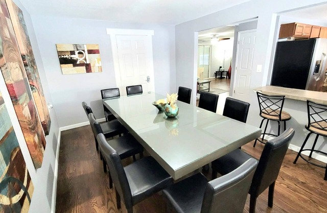 6 bdrms-2 Kitchens-Patio & SUNROOM - Easy Access to Red Rocks and Downtown!