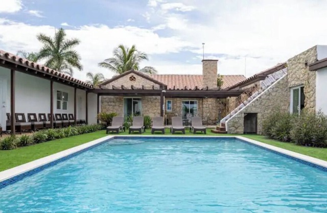 6 Bedroom 631339 by Houzlet