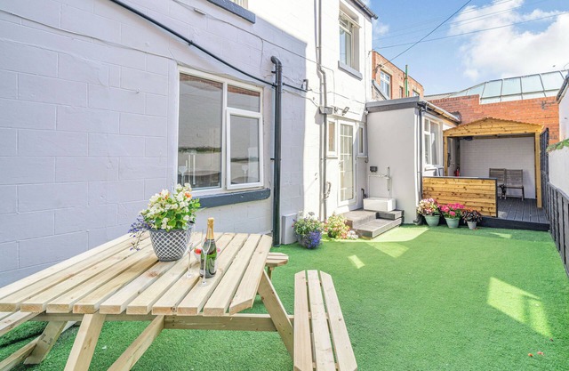 6 bedroom accommodation in Blackpool