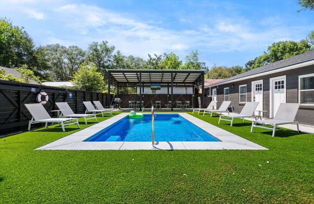 6 Bedroom Compound with Pool!