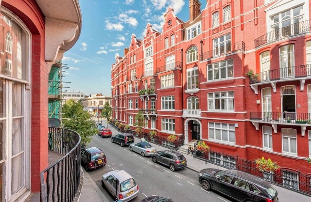 6 Bedroom High Ceiling Hyde Park Flat