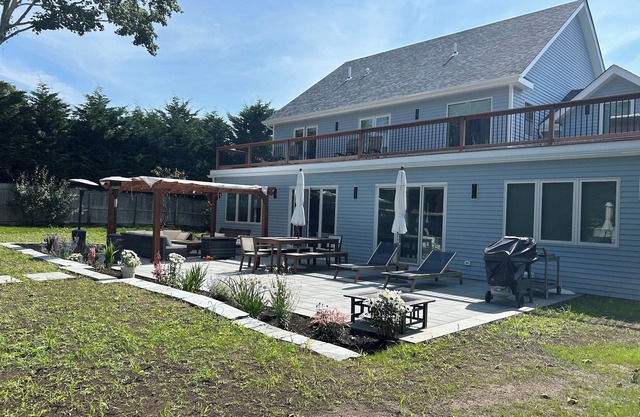 6-bedroom property; walk to East Hampton Village and short drive to beaches