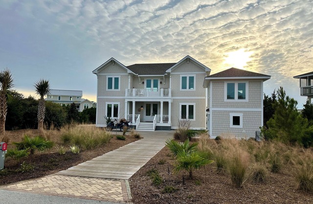 6 bedrooms, 2 fridges, 2 dishwashers, lots of custom amenities & both clubs!