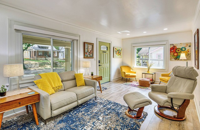6 Mi to Arrowhead Stadium: Charming Home w/Porch!