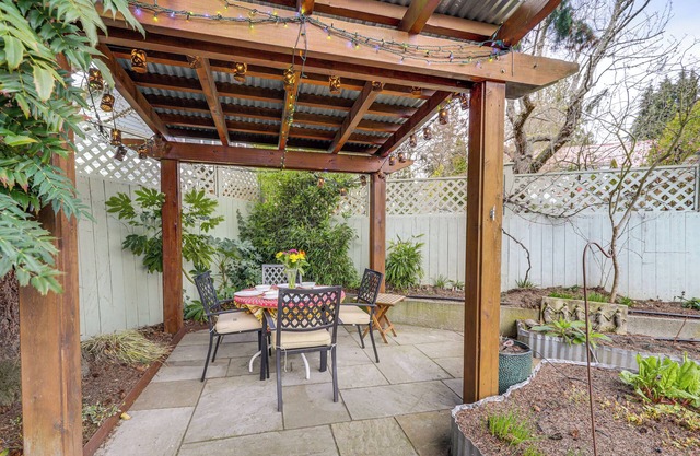 6 Mi to Downtown: Walkable Seattle Home w/Hot Tub