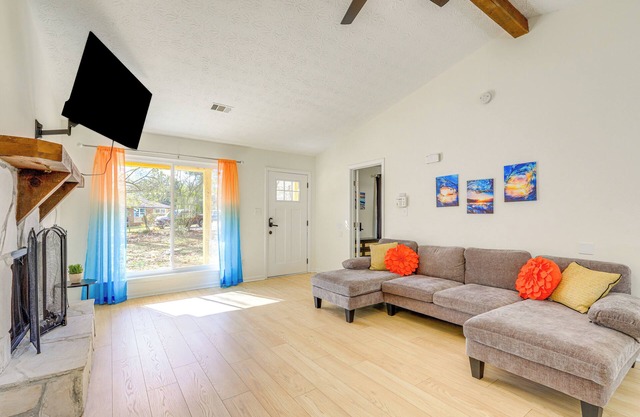 6 Mi to Fun Spot America: Family Home w/Workspace