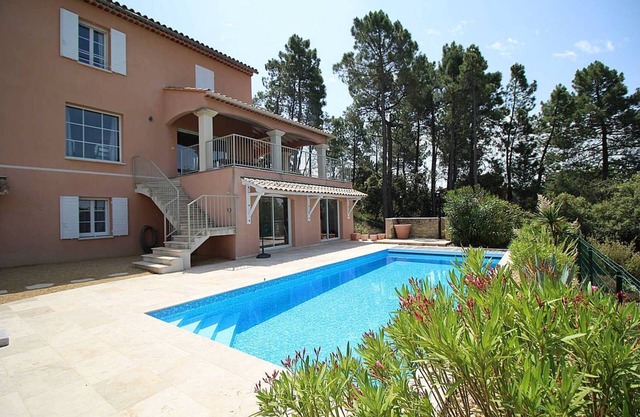 6 miles from Vaison-la-Romaine, modern holiday villa, heated pool.