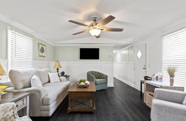 6 miles to Surf City Beach! Everything you need quiet work, military, vac stay