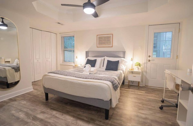 6 Min to North Hills - Private deck - In Unit Washer and Dryer