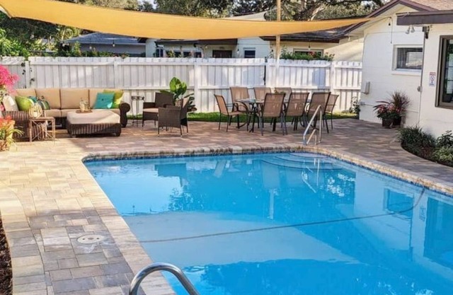 6 minutes to Beach, Entire Home w/lots of beach gear, Heated Pool, Sleeps 12