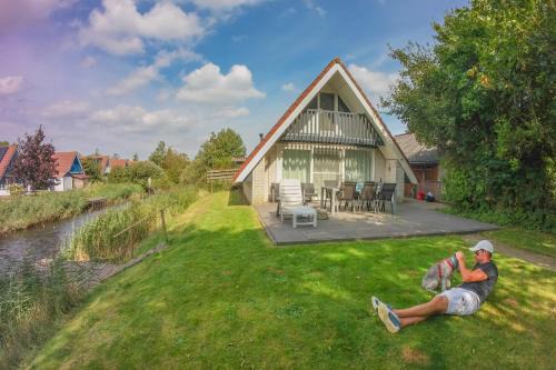 6 Pers - Holiday home with sunny terrace by a typical Dutch canal