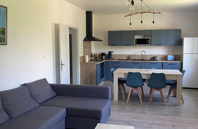 6-person gîte in 3-bedroom country house, shady garden, secure parking.