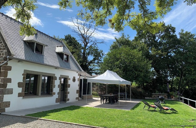 6-person house with lake between Mont St Michel, St Malo, Cancale, Rennes.