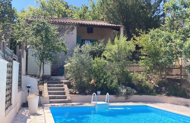 6-person house with pool and enclosed garden