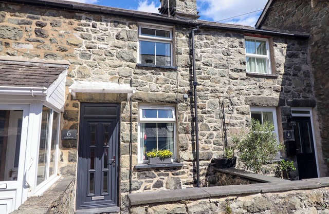6 SMITHFIELD LANE, pet friendly, country holiday cottage in Dolgellau