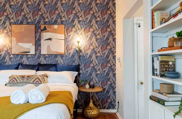 609 E William #5 · Swanky Studio - Heart of Campus | KING BED!