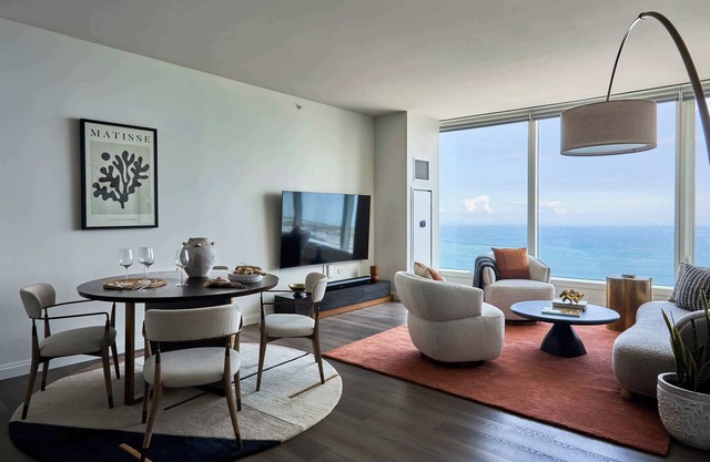 60th Flr Lake Views, A Stay Above It All, Sleeps 5