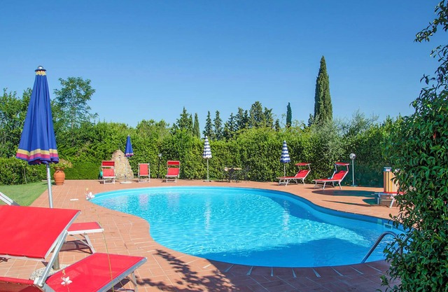 6½-room semi-detached house in a former Tuscan country house with pool