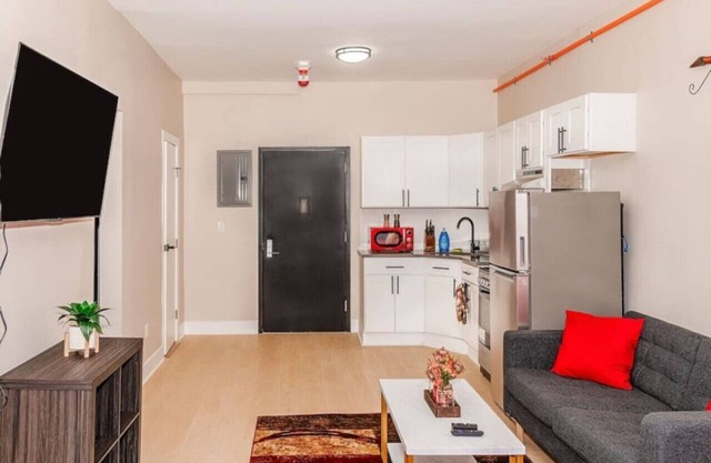 610E) Very Comfortable Studio Downtown