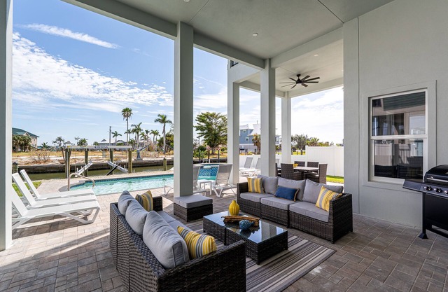611 Canal-Front Luxury: Pool, Spa & Steps to Beach