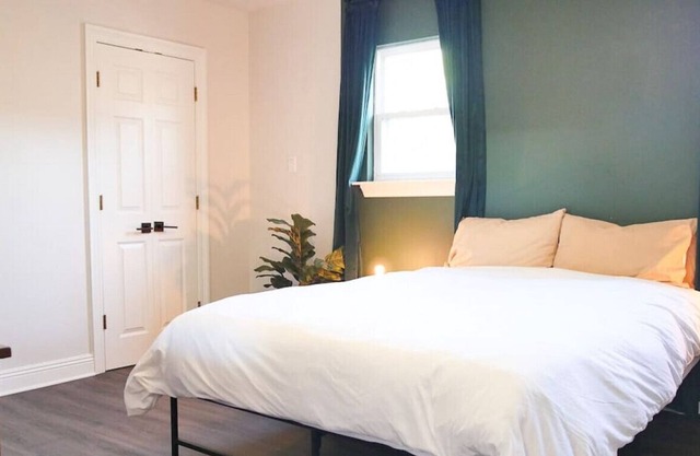 616 Rowley (2/1) · Private 2 BD Guest House in Quiet Neighborhood