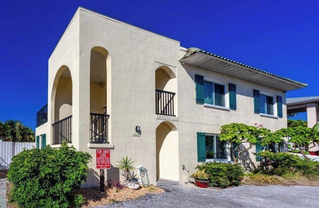 6BD/6BA Prime location to Johns Pass/Beach/Shopping!