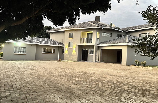 6bed & 5.5bath family home/Business accommodation