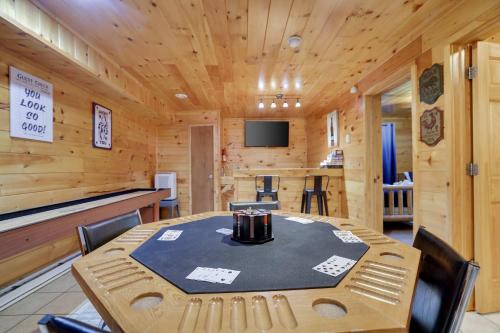 6BR Cabin w Fire Pit Game Room & Basketball