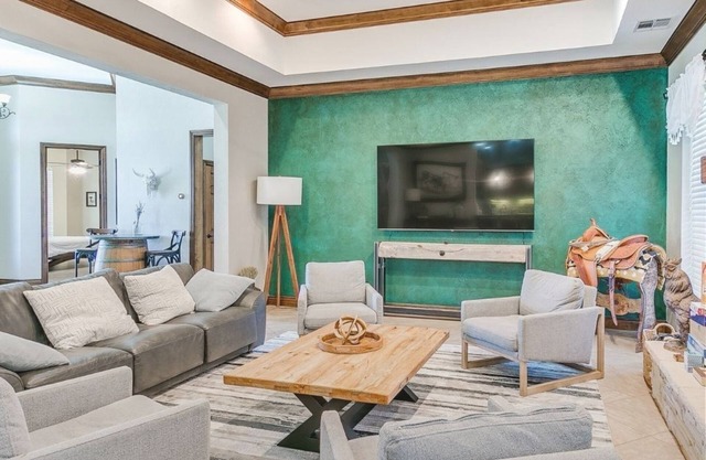 6BR Farmhouse for Family + Friendsgiving w/Hot Tub #Skelly