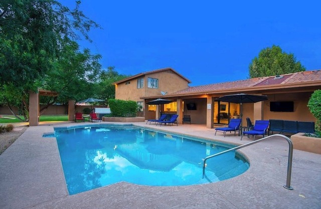6BR-Heated pool, spa, splash pad, & golf simulator
