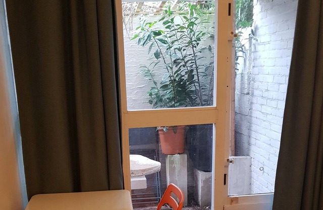 6m2 studio next to the metro van der Madeweg and bus stop