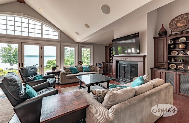 7 bed 8 bath cottage on Lake Simcoe, 730' Frontage, South Exposure!