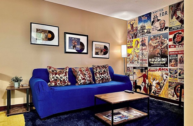 7 Beds! Explore downtown Pittsburgh | Large Groups