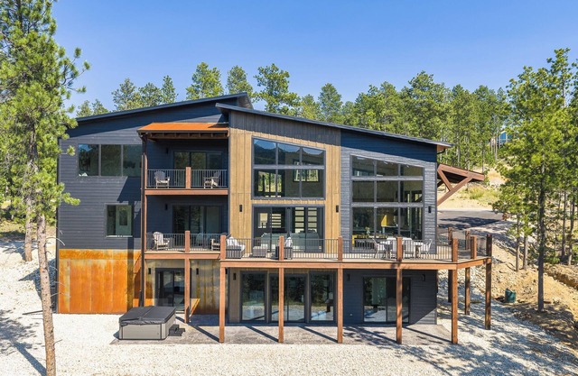 7 King Suites - Luxury Mountain Retreat - Incredible Views of Terry Peak!