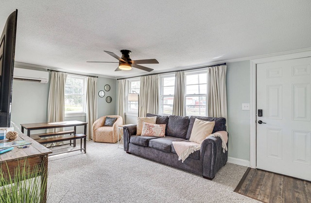 7 Mi to Beach & Ocean! Morehead City Home