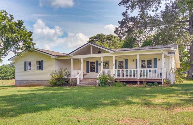 7 Mi to Center Hill Lake: Spacious Sparta Home!