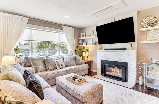 7 Mi to Vancouver Waterfront: Sleek Home w/Yard!