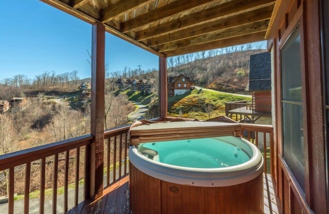 7 min to Hatley Pointe~Views~Hot Tub~2 Decks