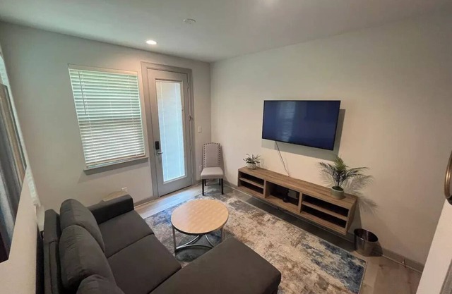 7 Minutes from Downtown Houston