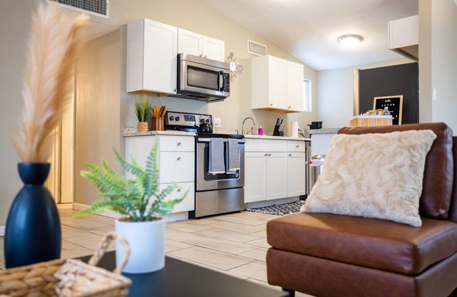 7 minutes to Downtown! Centrally Located Cozy Home