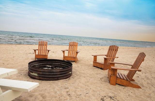 #7 Thomas' Parkside Cottages, 2BR Beachfront on Lake Huron, downtown location