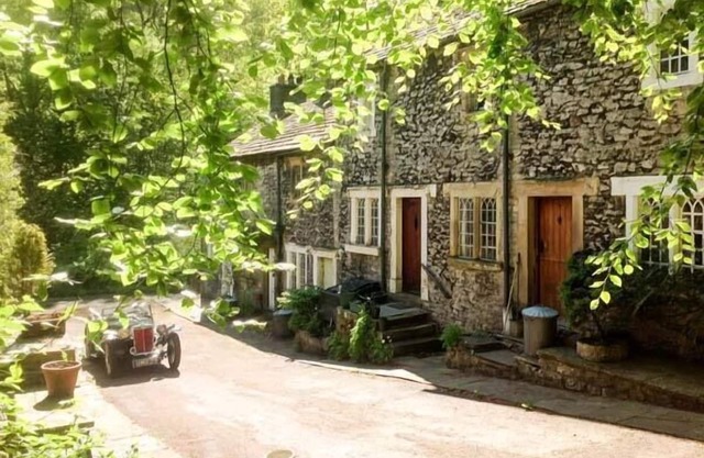 73 RAVENSDALE COTTAGES, romantic, with open fire in Cressbrook