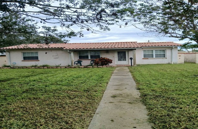 755 40th Ave Pet Friendly Luxury St Petersburg Home