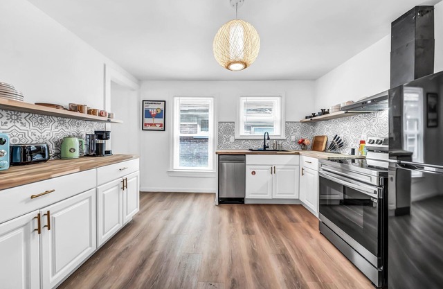 7bdrm, 3baths, 2 kitchens, mins to falls, Arcade, WiFi, AC, parking