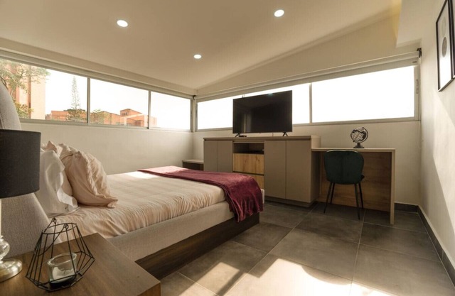 7th floor modern apartment near provenza