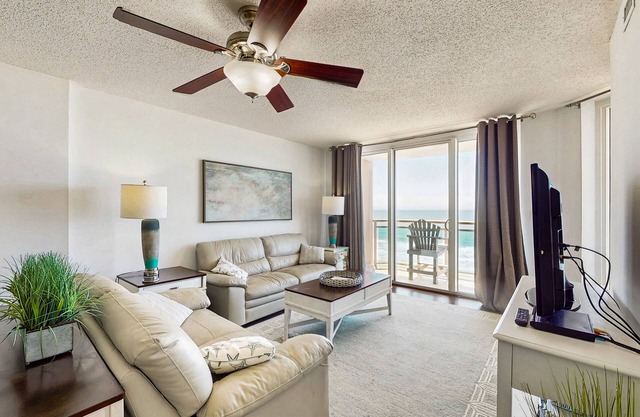 7th-floor oceanfront condo with pool, hot tub, private balcony & gym