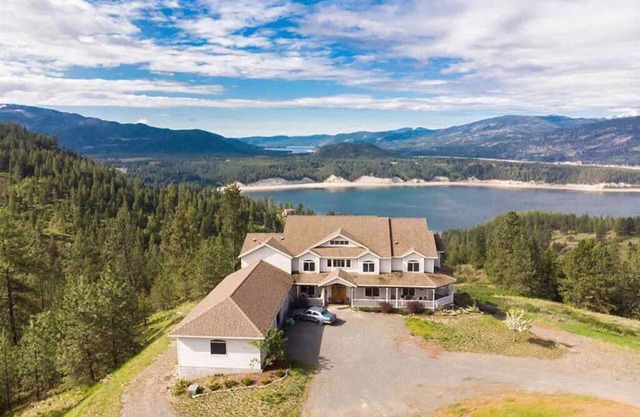 8,500 sq.ft. Luxurious River/Mountain View house