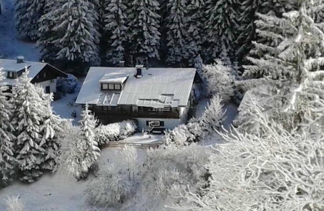 8/9 person chalet in the middle of nature close to the skilift.
