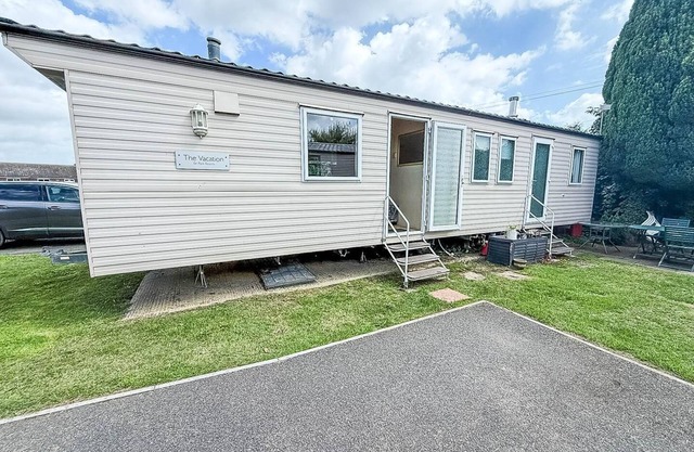 8 berth spacious dog friendly caravan, near Great Yarmouth in Norfolk ref 10004G
